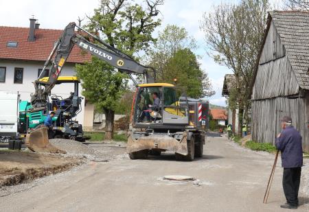 ASFALTIRANJE DOLENJE JEZERO 01 FOTO LJUBO VUKELIČ